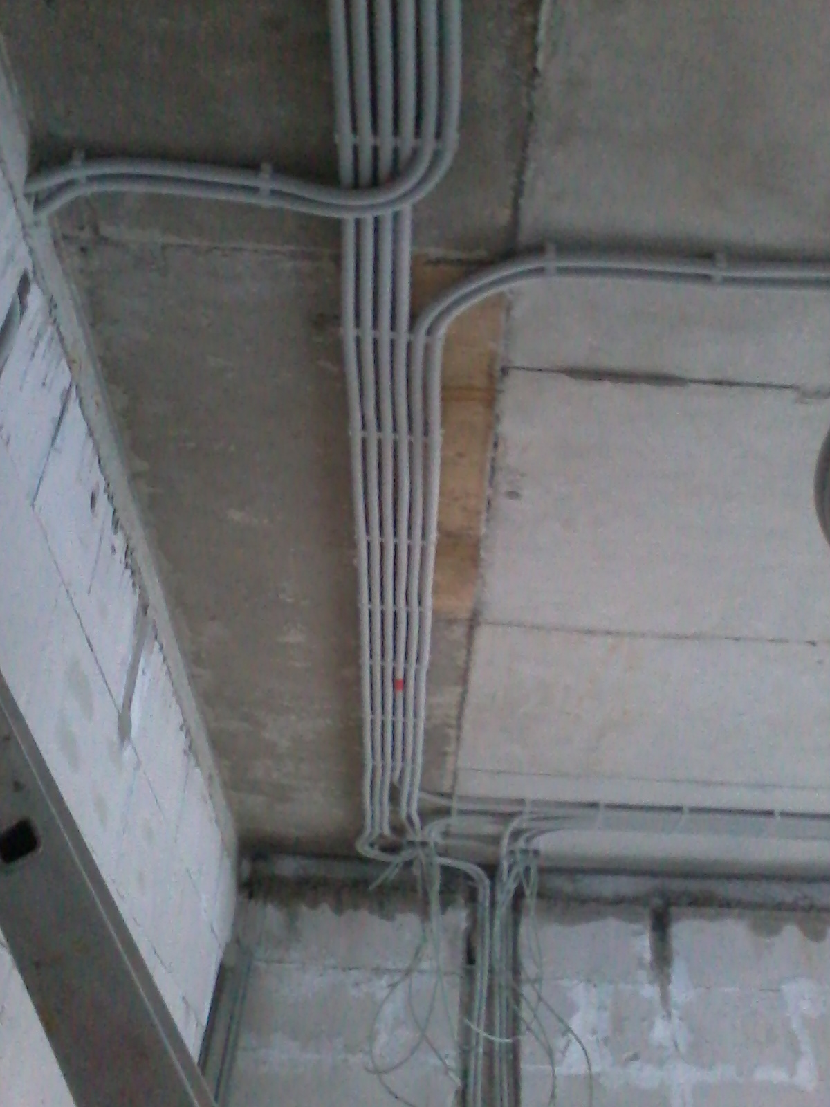 Монтаж кабеля в гофре на потолке