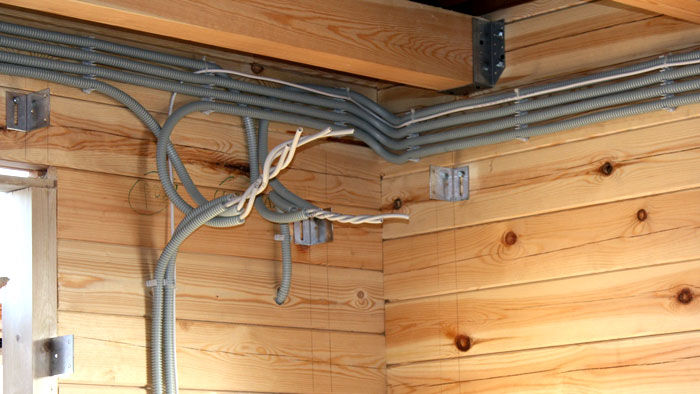 Правила размещения электропроводки в деревянном доме
