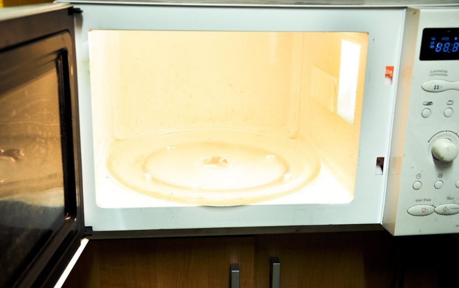 Как убрать лампочку на 40 ватт в потолочную микроволновую печь ?