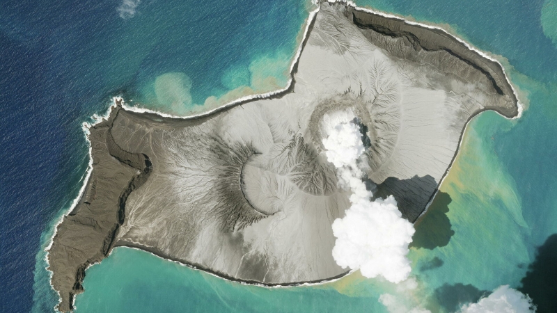 "Роскосмос" показал разрушения после извержения вулкана в Тихом океане