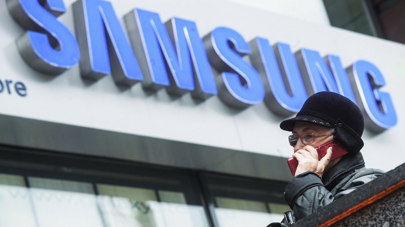 СМИ: Samsung приостанавливает поставки телефонов и чипов в Россию