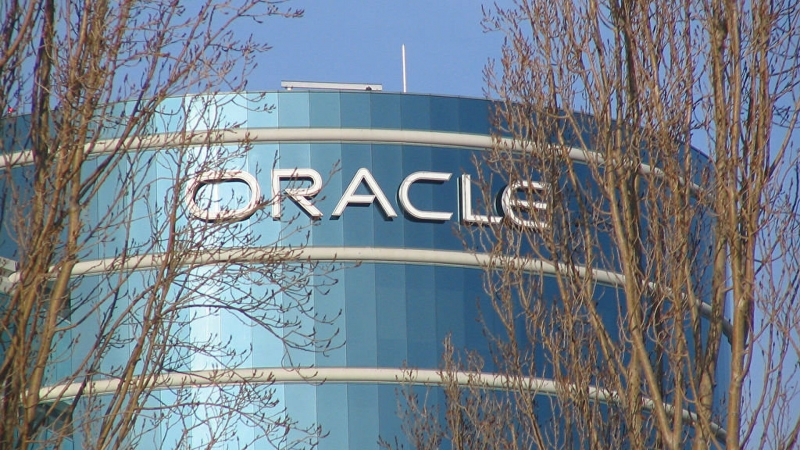 Oracle приостановила работу в России