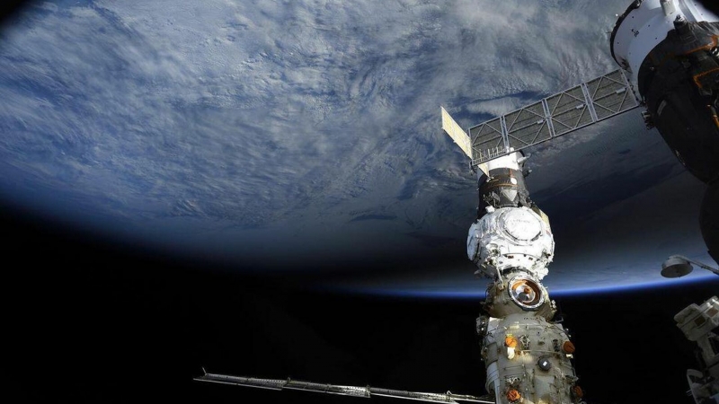 Выход российских космонавтов в открытый космос задерживается на полчаса