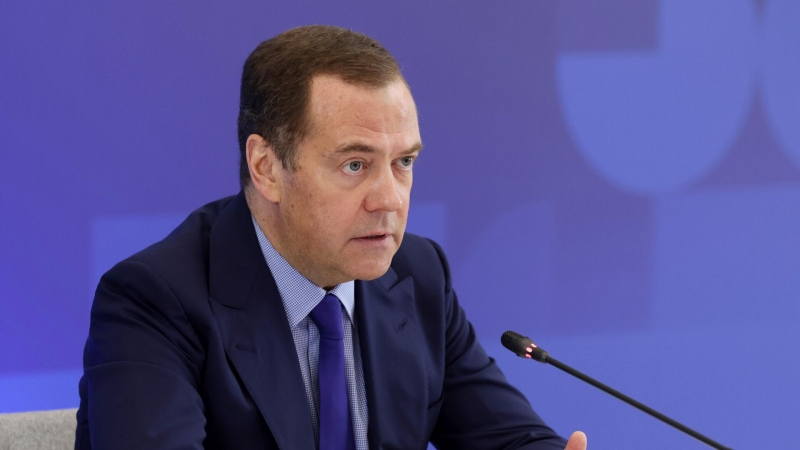 Медведев призвал рассчитывать на внутренние силы в IT-отрасли
