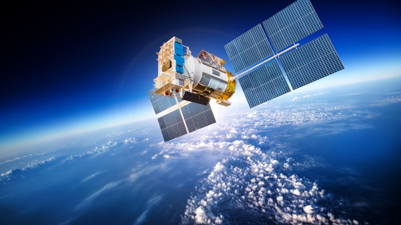 Россия сильно отстала в производстве спутников, заявил Борисов