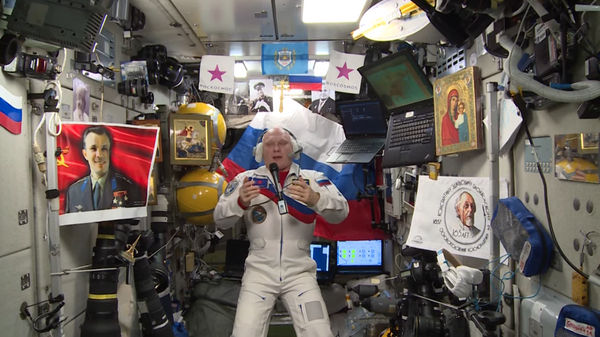 "Роскосмос" объяснил видео космонавта на МКС на фоне икон и креста