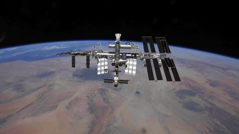 Российский космонавт и астронавт ЕКА запустили 10 спутников с МКС на орбиту