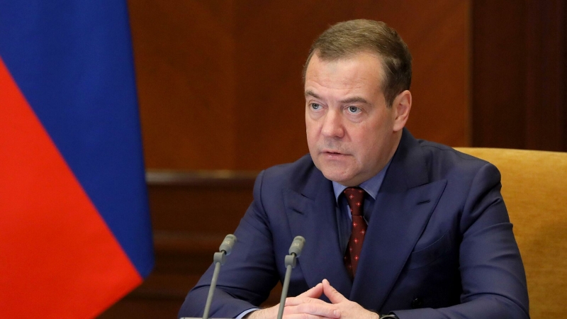 Медведев назвал попадание научных институтов под санкции знаком качества