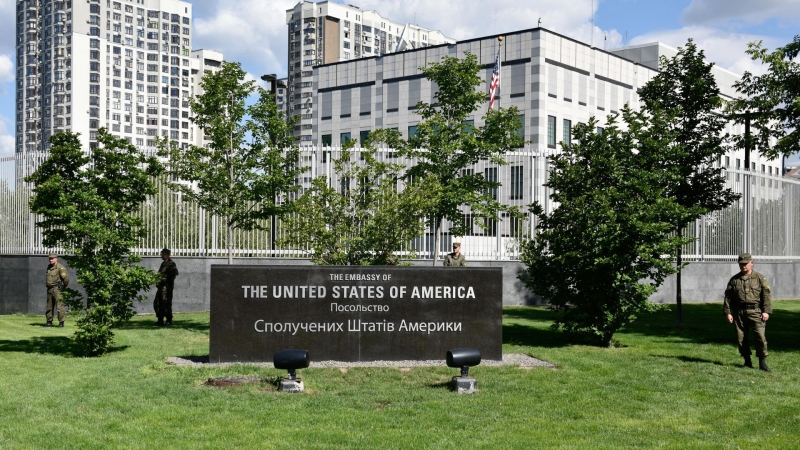 США объявили тендер на поставку спутниковых телефонов посольству в Киеве