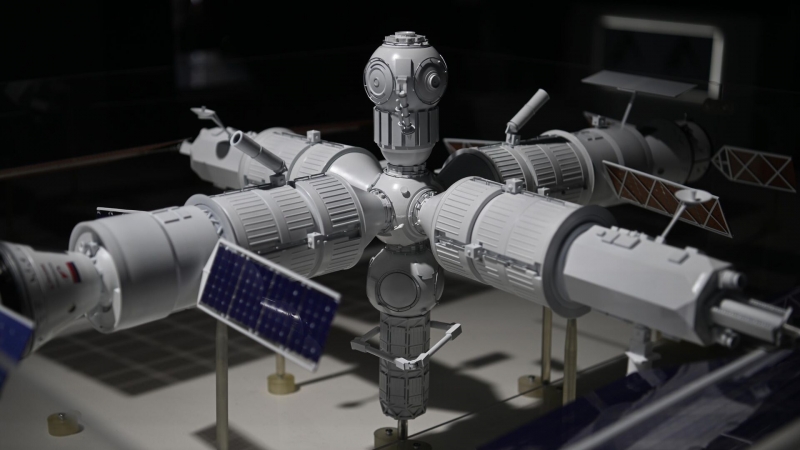 Медведев осмотрел макет российской орбитальной станции на "Армии-2022"