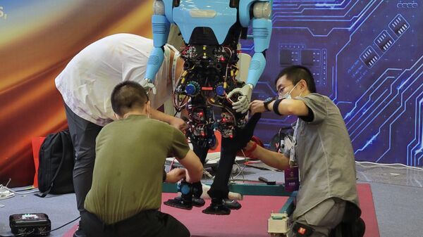 Конференция по робототехнике в Пекине открылась танцем роботов-собак