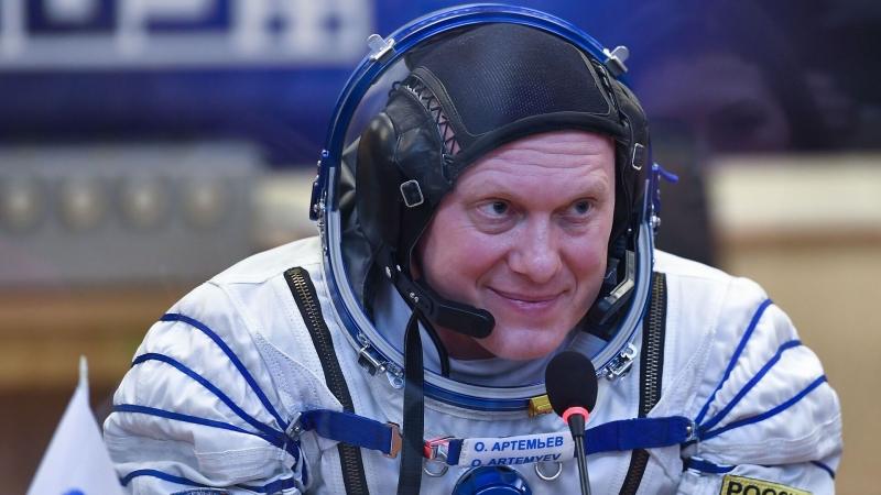 Космонавт Артемьев подключился к электропитанию МКС, ему ничего не угрожает