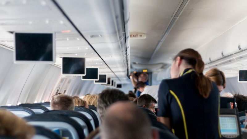 Эксперт рассказал, зачем переводить телефон в авиарежим во время полета