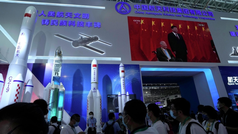 Китай показал на Airshow China 2022 пилотируемую ракету лунной программы