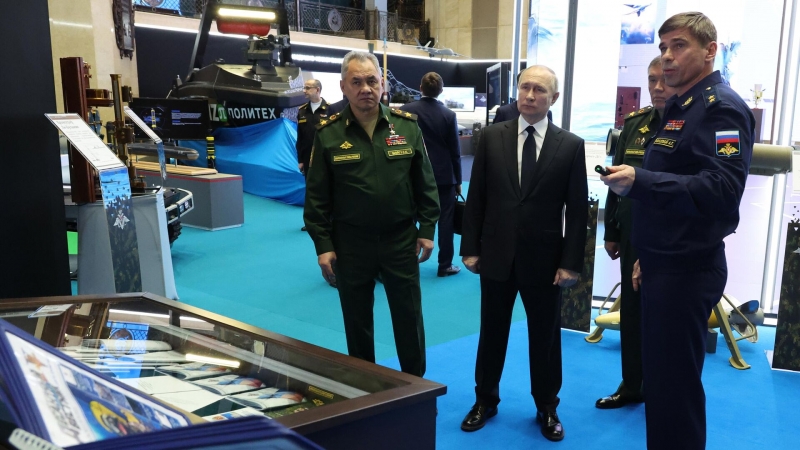 Путин осмотрел выставку новейших вооружений в НЦУО Минобороны России