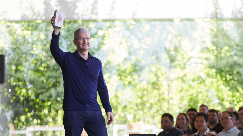 Apple понизит вознаграждение главы компании Тима Кука примерно вдвое