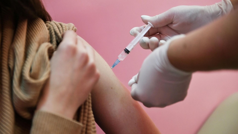 Johnson & Johnson сокращает производство вакцин от ковида, пишут СМИ