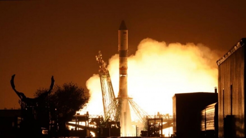 "Роскосмос" показал дыру от метеорита в "Союзе МС-22"
