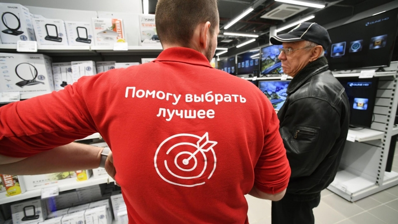 Россияне продолжают дарить электронику на праздники, рассказал эксперт