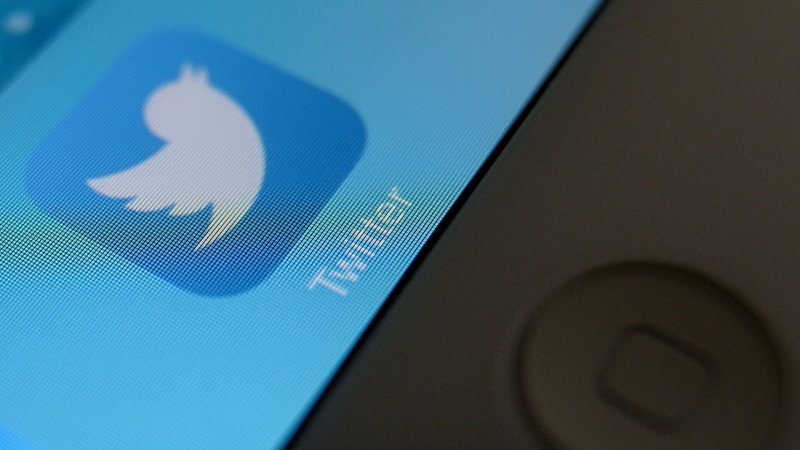 Выручка Twitter за год снизилась на 40 процентов, пишут СМИ