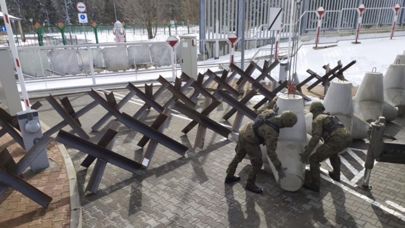 В Польше начали устанавливать противотанковые ежи на границе с Белоруссией