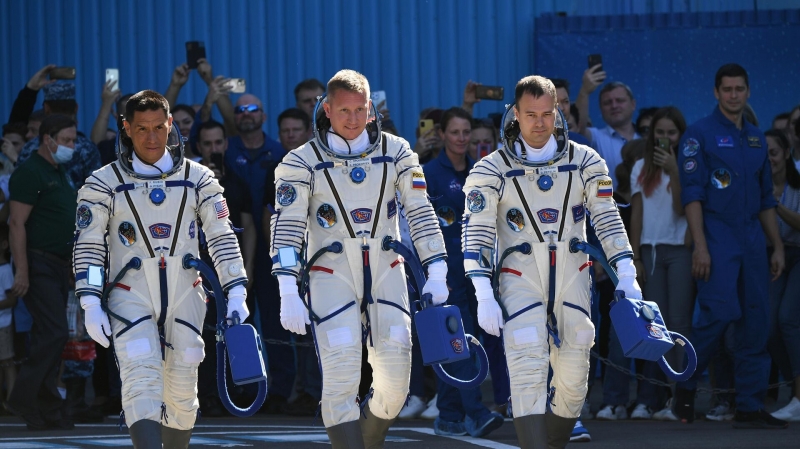 Выход российских космонавтов в открытый космос перенесли с 26 апреля на май