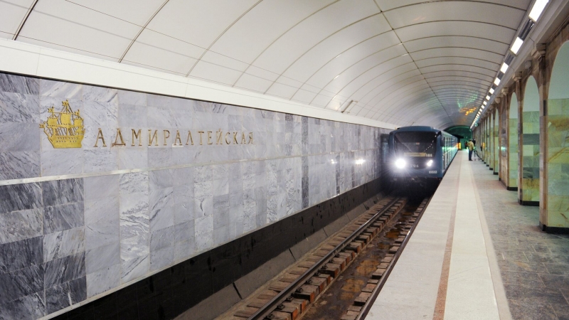 В Петербурге на зеленой ветке метро произошел сбой движения поездов