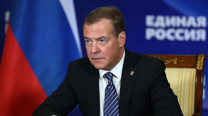Twitter снял ограничения с поста Медведева