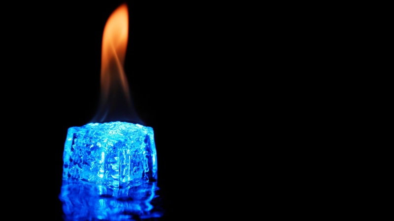 Российские ученые предложили тушить пожары с помощью "горючего льда"