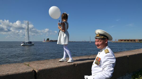 Замглавы Минобороны открыл в Петербурге барельеф в День ВМФ России
