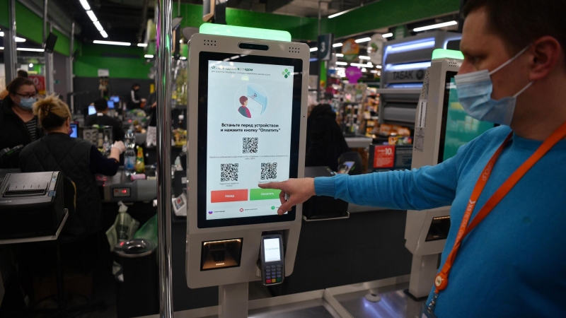 Опрос: большинство россиян выступает против оплаты товаров по биометрии