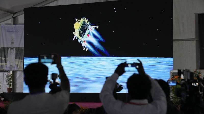 "Роскосмос" поздравил индийских коллег с успешной посадкой аппарата на Луну