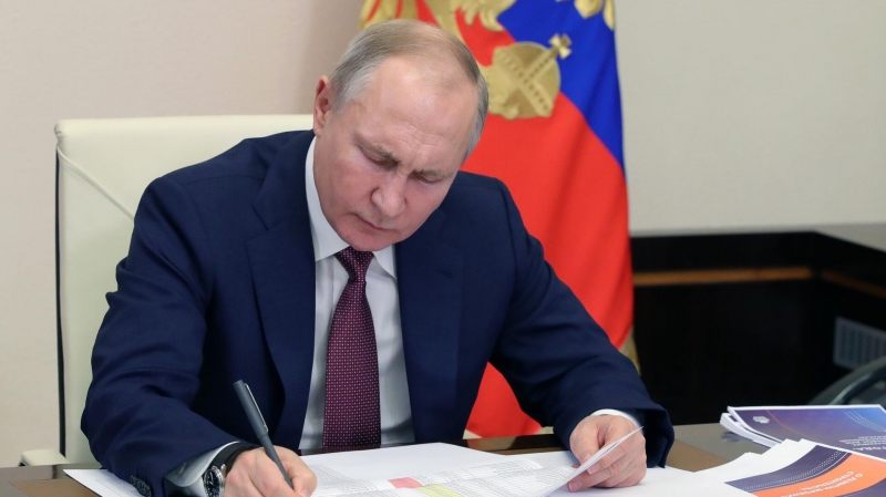 Путин подписал закон о запрете госорганам использовать зарубежные системы 
