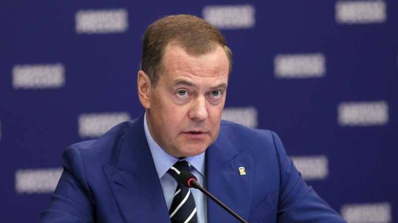 Медведев обсудил выпуск эффективных систем снайперского оружия