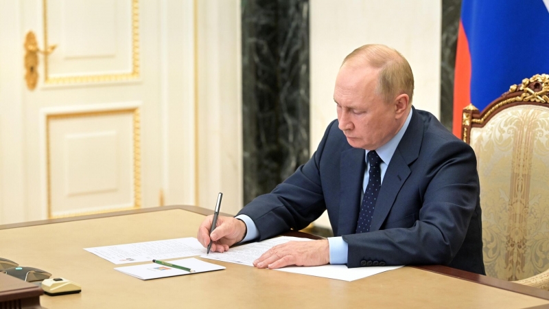 Путин подписал закон о запрете госорганам использовать зарубежные системы 