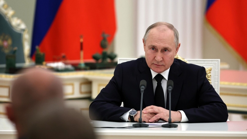 Путин поручил увеличить размер грантов для научных исследований в вузах