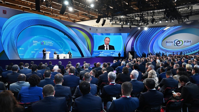 Путин поручил ускорить переход ТЭК к отечественной стандартизации