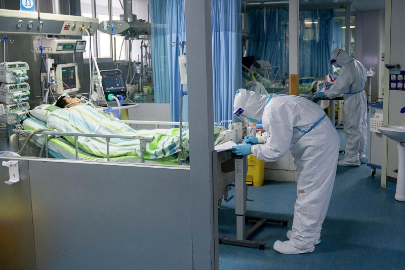 "Часы пандемии тикают". В Китае произошла вспышка необычной инфекции