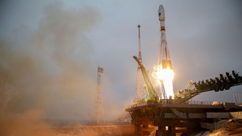 На старт на Байконуре установили ракету со вторым спутником "Арктика-М"