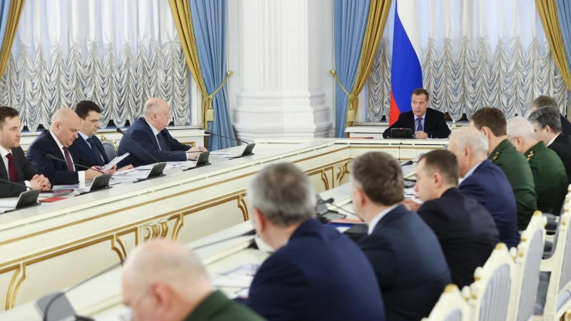 Медведев предложил рабочей группе по ВПК обсудить контрбатарейную борьбу
