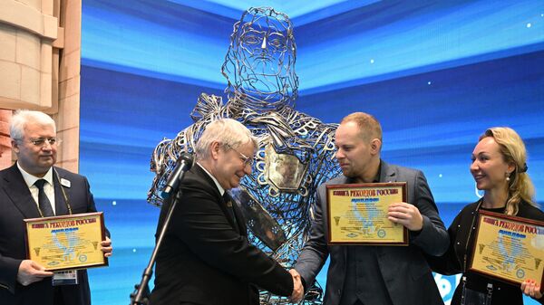 Робот-рука на выставке "Россия" нарисовала портрет Путина по фотографии