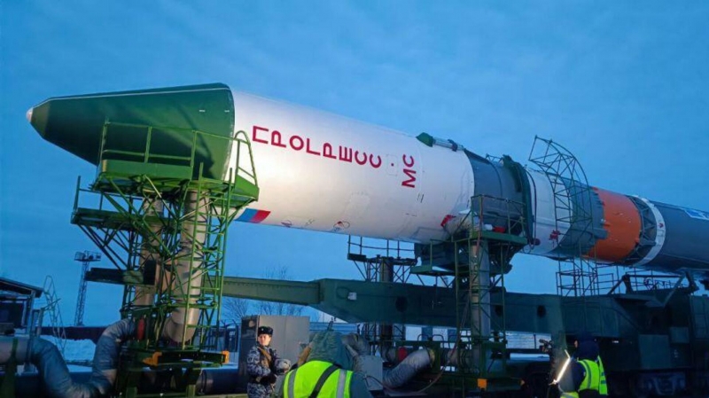 На Байконуре установили на старт ракету с грузовиком "Прогресс"