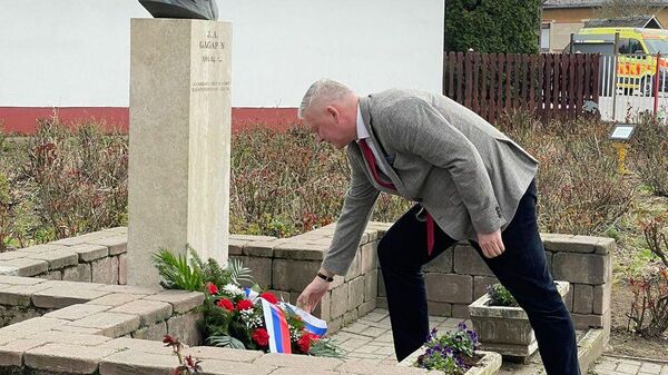 В Венгрии российские дипломаты возложили венки к памятнику Гагарину 