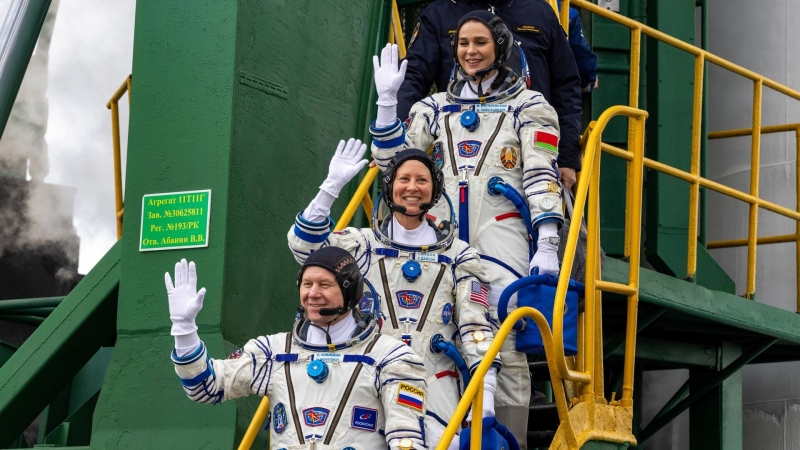 "Союз" с тремя космонавтами отстыковался от МКС перед возвращением на Землю