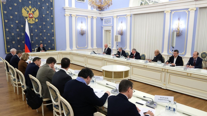 Медведев призвал заново создавать прогноз научно-технологического развития