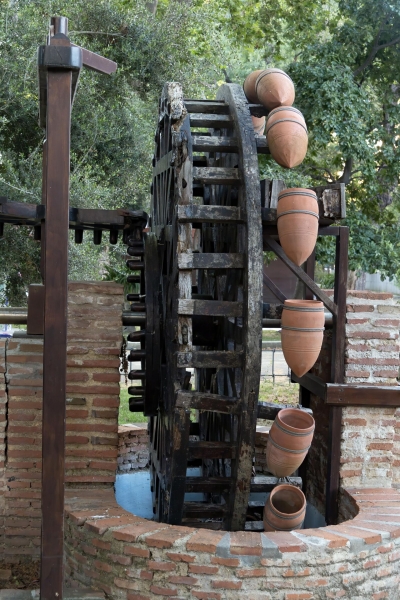 Археологи обнаружили в Херсонесе детали античного водяного колеса