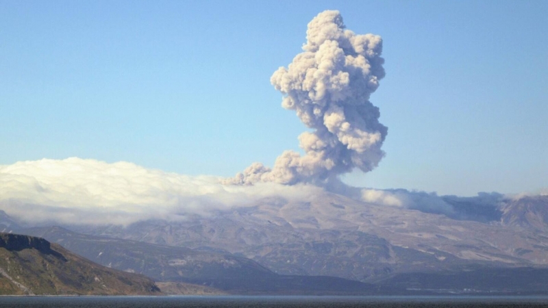 На Камчатке начал извергаться вулкан Карымский