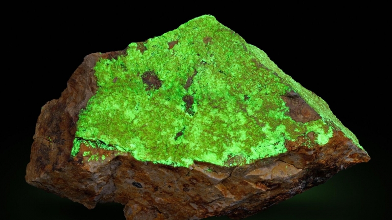 Ученые раскрыли тайну кристалла урамфита, открытого 74 года назад