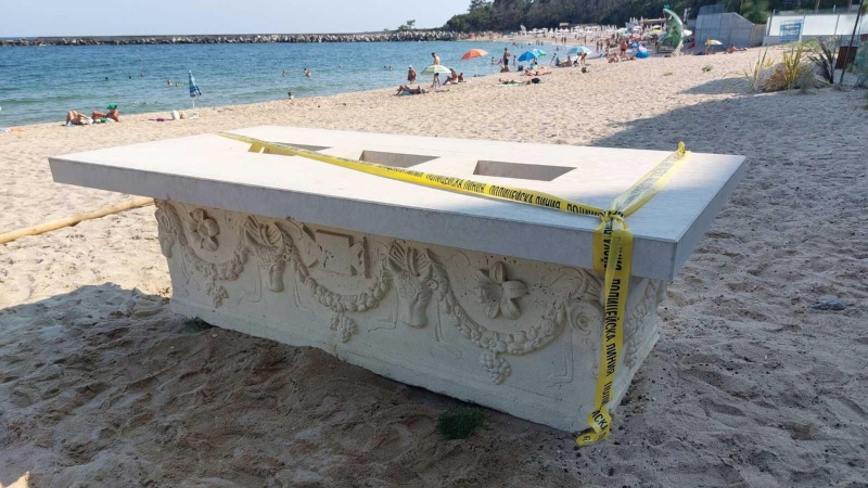 На пляже в Болгарии обнаружили древнеримский саркофаг