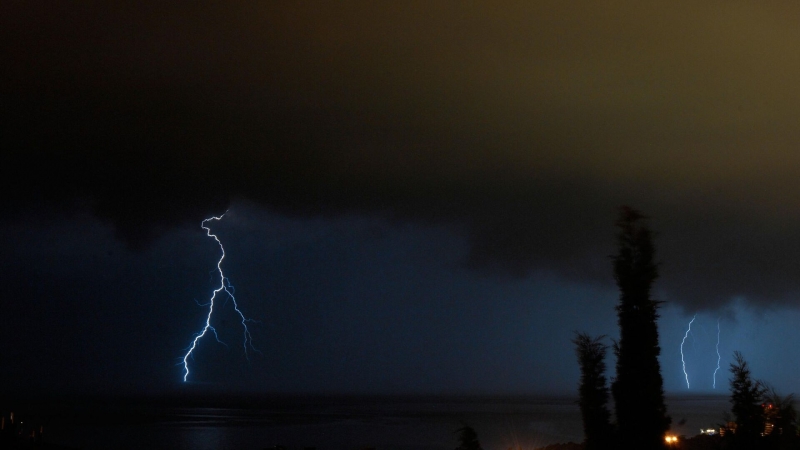 "Роскосмос" опубликовал спутниковый снимок надвигающегося на Москву урагана